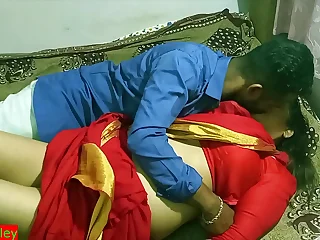 Indian hot Milf Aunty Merry Christmas day sex with wheel boy ! Indian Xmas sex with red saree