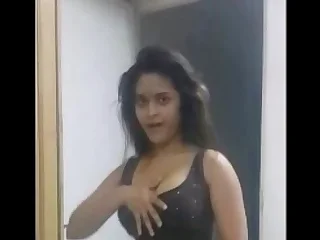 .com – Titillating Indian Babe Navneeta Dancing Shaking BigTits