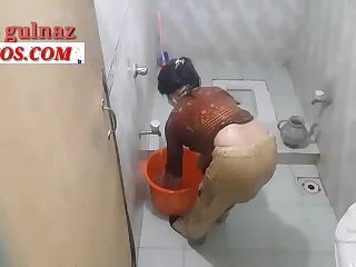 Indian girl pulling a bath in take a piss